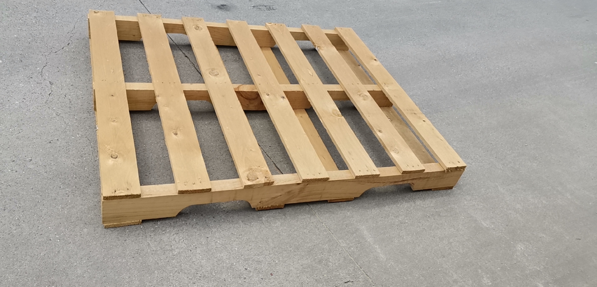 恩平根据材质选择木托盘